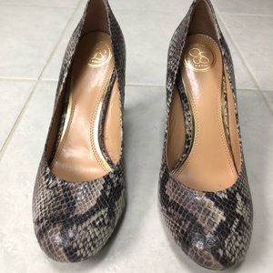 Jessica Simpson snakeskin like pumps